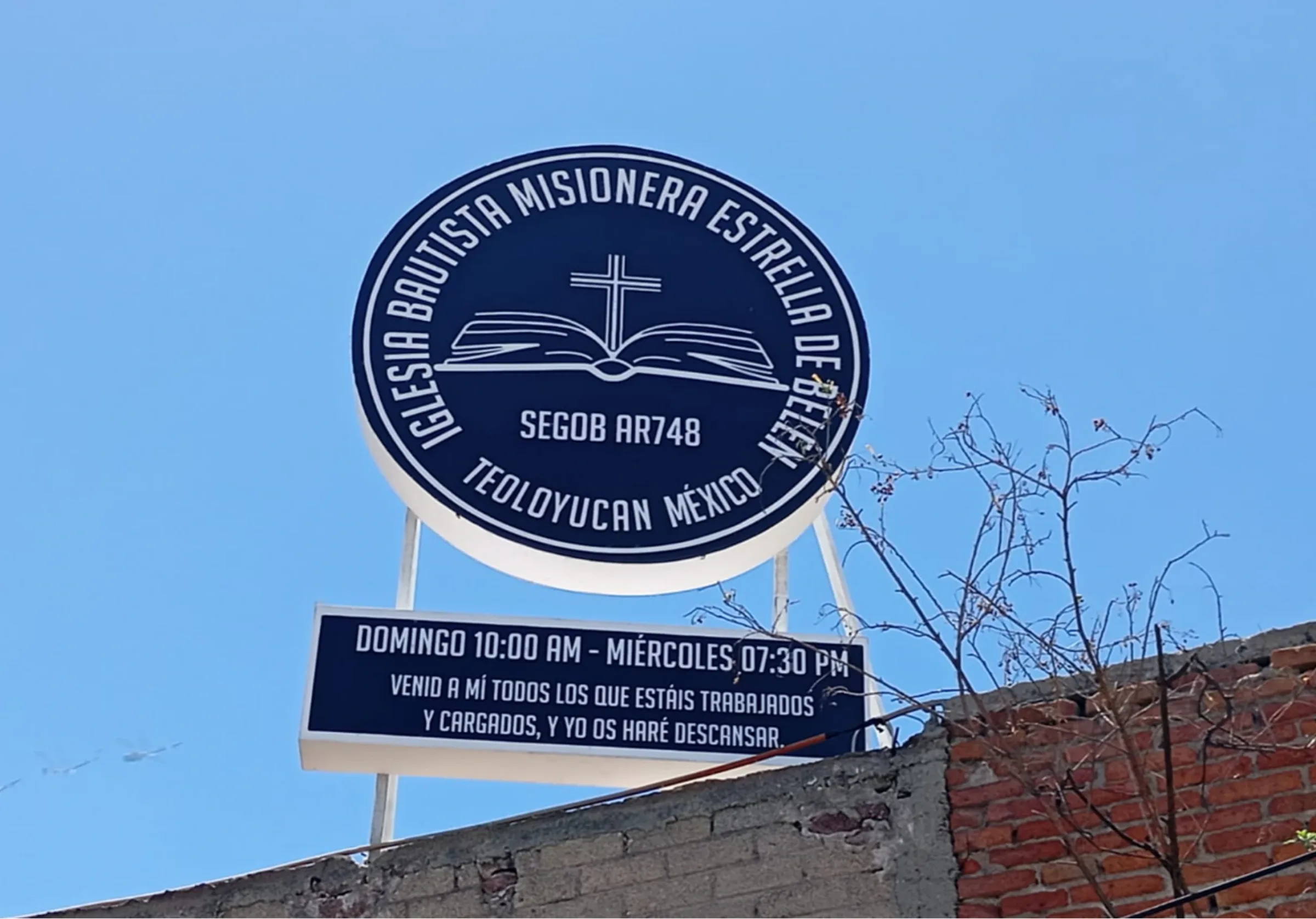 Anuncio a pie de carretera